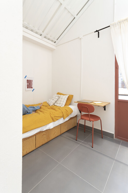 Estudios Estudiantiles 46B / Carmelina & Aurelio Taller de Arquitectura Estudios Estudiantiles 46B / Carmelina & Aurelio Taller de Arquitectura - Fotografía interior, Dormitorio, Madera, Iluminación, Camas