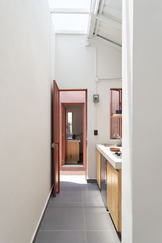 Estudios Estudiantiles 46B / Carmelina & Aurelio Taller de Arquitectura Estudios Estudiantiles 46B / Carmelina & Aurelio Taller de Arquitectura - Fotografía interior, Madera, Puerta, Encimera