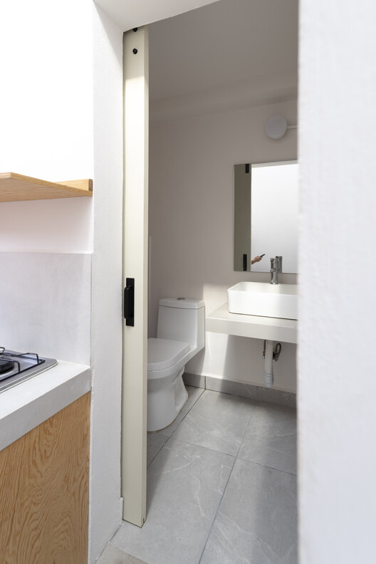 Estudios Estudiantiles 46B / Carmelina & Aurelio Taller de Arquitectura Estudios Estudiantiles 46B / Carmelina & Aurelio Taller de Arquitectura - Fotografía interior, Baño, Madera, Tarjas, Encimera, Puerta