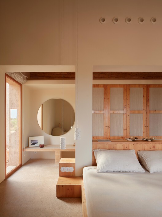Gallineta House / OAM Oficina d'Arquitectura a Mallorca Gallineta House / OAM Oficina d'Arquitectura a Mallorca - Interior Photography, Bedroom, Bed, Wood, Lighting