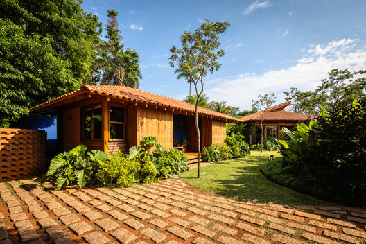 Barão Geraldo House / Gil Mello Arquitetura - Exterior Photography, Wood, Garden