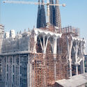The Final Piece of Gaudí’s Sagrada Familia Central Tower Installed in Barcelona - Imagen 4 de 4