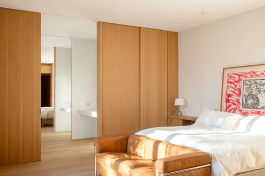 Bouscat Villa / Patrick Arotcharen Architecte - Interior Photography, Bedroom, Bed, Wood, Door, Lighting