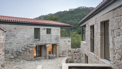 The Sister Houses / oitoo