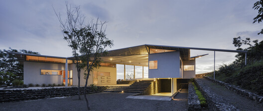 How to Design with the Rain: Architectural Strategies for Rainwater Collection across Climates How to Design with the Rain: Architectural Strategies for Rainwater Collection across Climates - Image 16 of 69