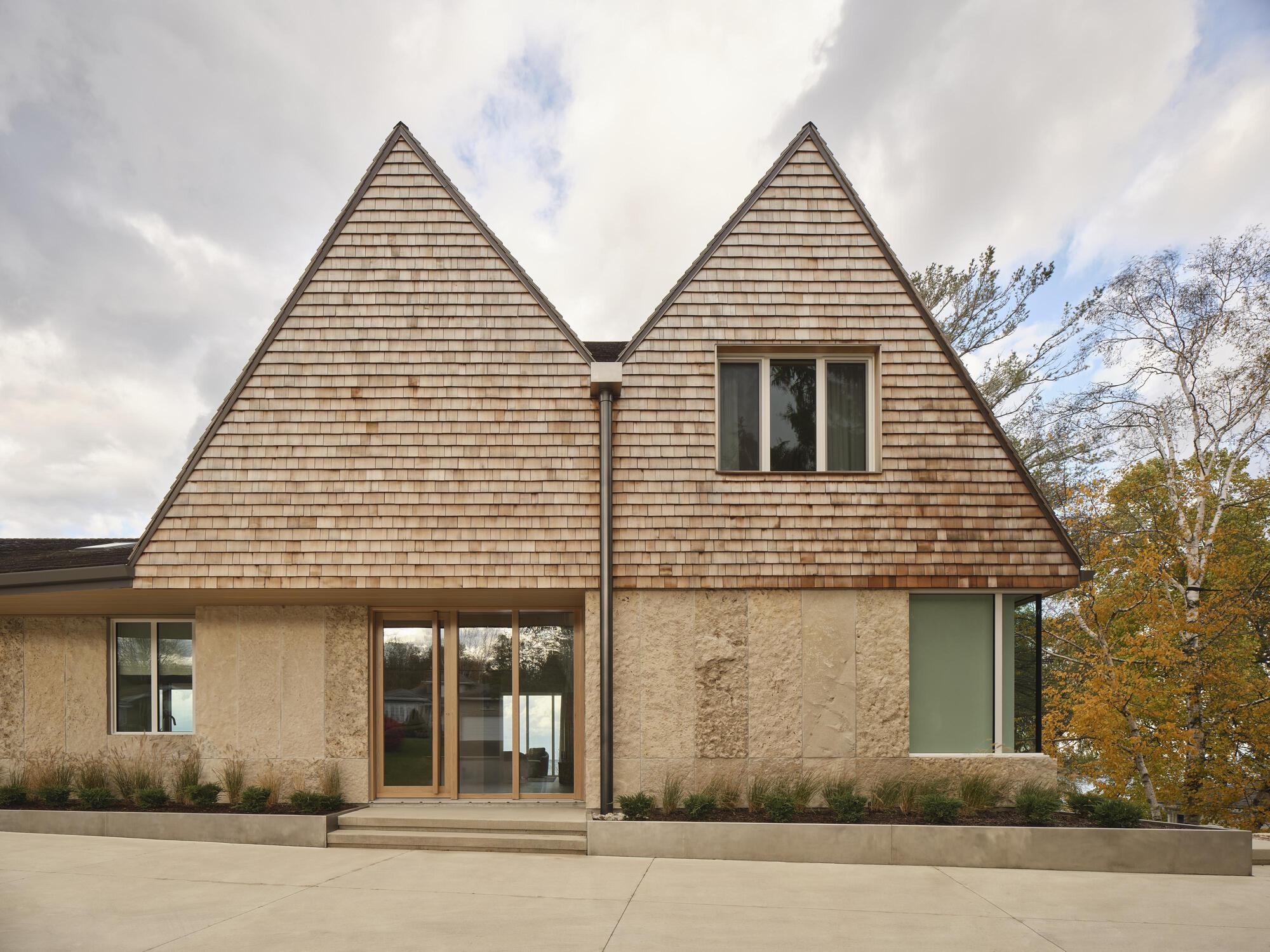 Georgian Bay Beach House / &Pierre