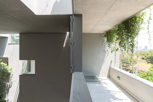 Stepped Well House  / A Threshold - Interior Photography, Balcony
