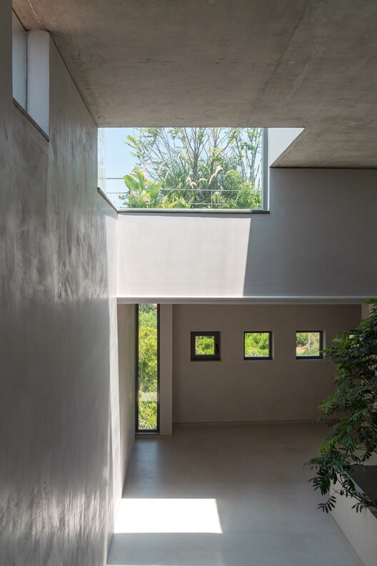 Stepped Well House  / A Threshold - Interior Photography, Concrete