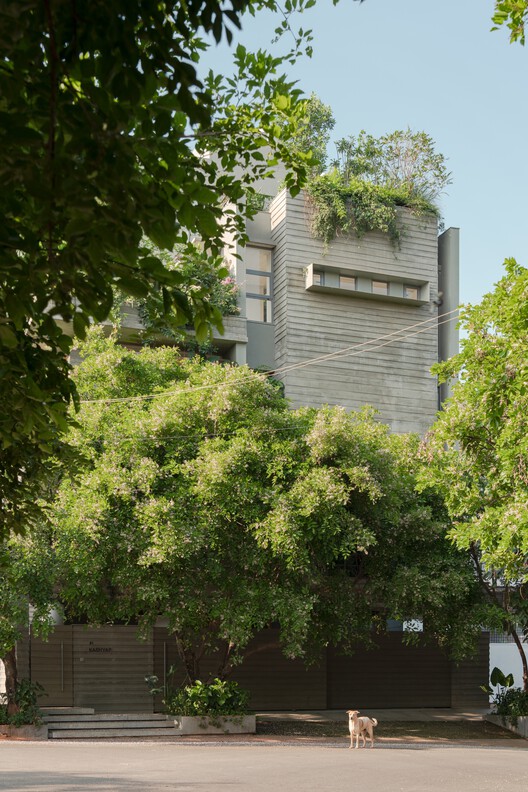 Stepped Well House  / A Threshold - Exterior Photography