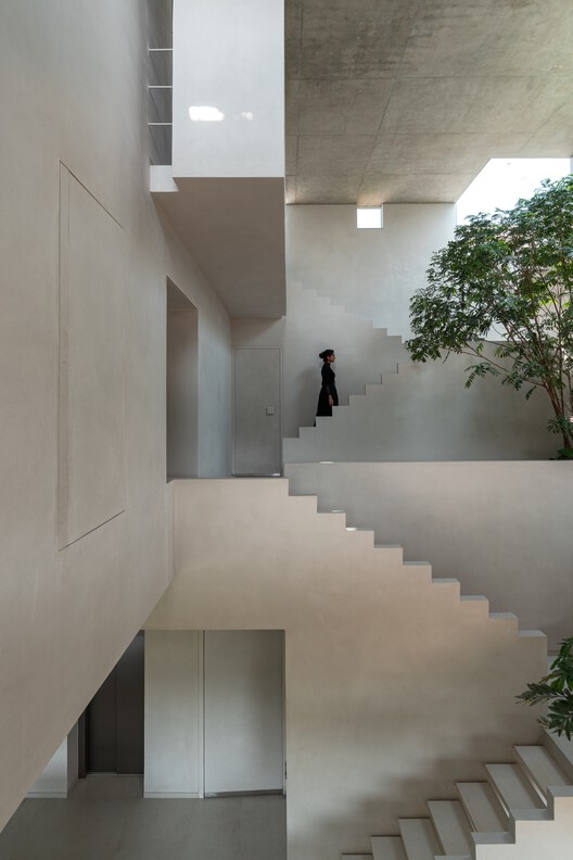 Stepped Well House  / A Threshold - Interior Photography, Stairs, Concrete