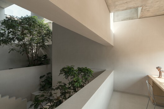 Stepped Well House  / A Threshold - Interior Photography