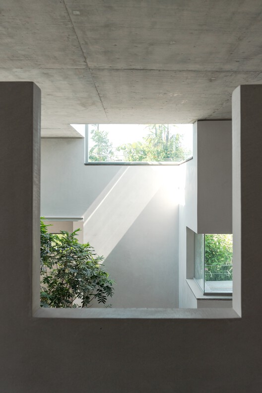 Stepped Well House  / A Threshold - Interior Photography