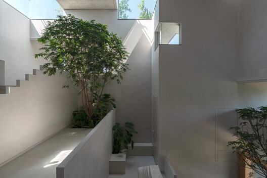 Stepped Well House  / A Threshold - Interior Photography