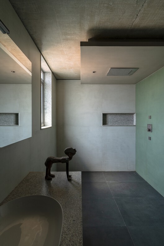 Stepped Well House  / A Threshold - Interior Photography, Lighting, Bathroom, Concrete