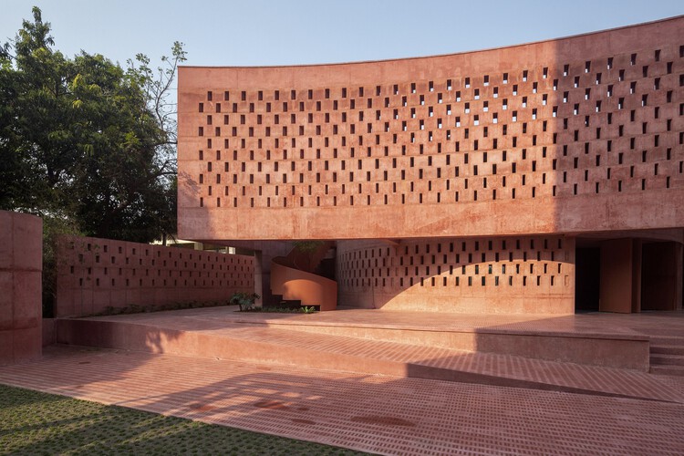 Thermal Memory: How Climate Shapes Architectural Heritage - Image 4 of 13