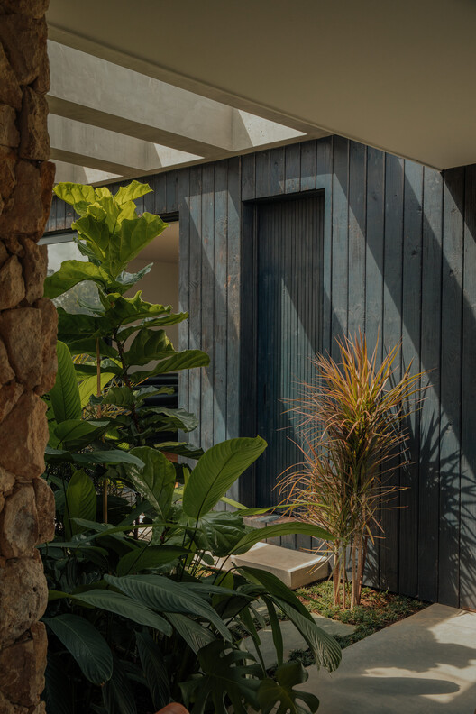 Sunset Shelter  / Bon Studio - Interior Photography, Wood, Concrete