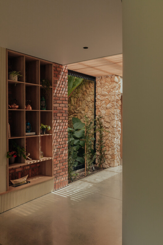 Sunset Shelter  / Bon Studio - Interior Photography, Brick