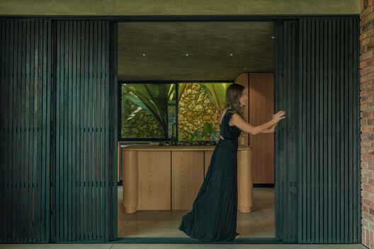 Sunset Shelter  / Bon Studio - Interior Photography, Wood, Door