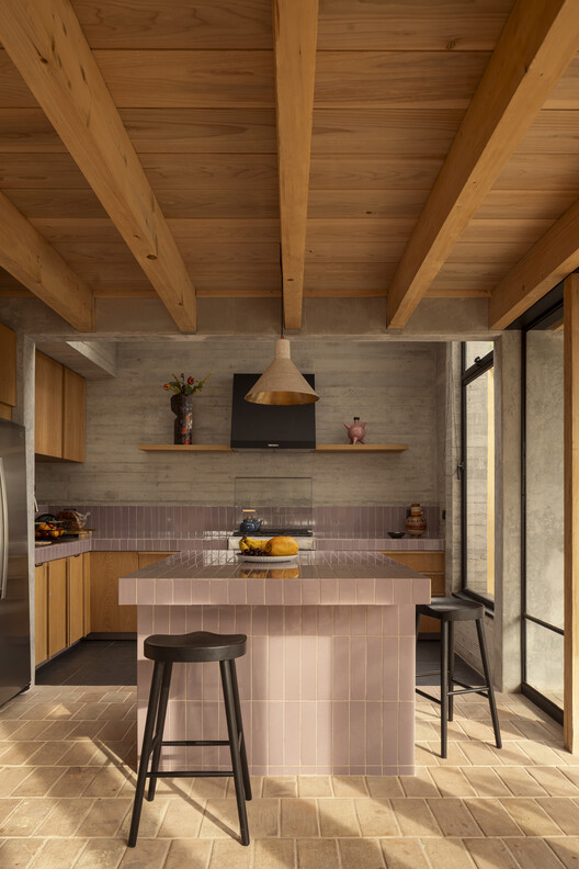 Casa Valle / DAFdf arquitectura Y urbanismo Casa Valle / DAFdf arquitectura Y urbanismo - Fotografía interior, Cocina, Madera, Mesas, Iluminación, Sillas, Encimera