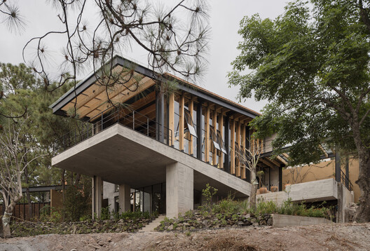 Casa Valle / DAFdf arquitectura Y urbanismo Casa Valle / DAFdf arquitectura Y urbanismo - Fotografía exterior, Madera, Fijación Vigas