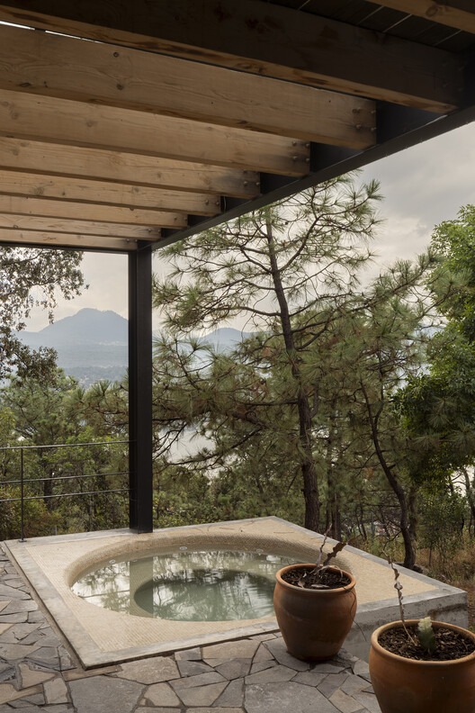 Casa Valle / DAFdf arquitectura Y urbanismo Casa Valle / DAFdf arquitectura Y urbanismo - Fotografía exterior, Sillas, Patio, Terraza