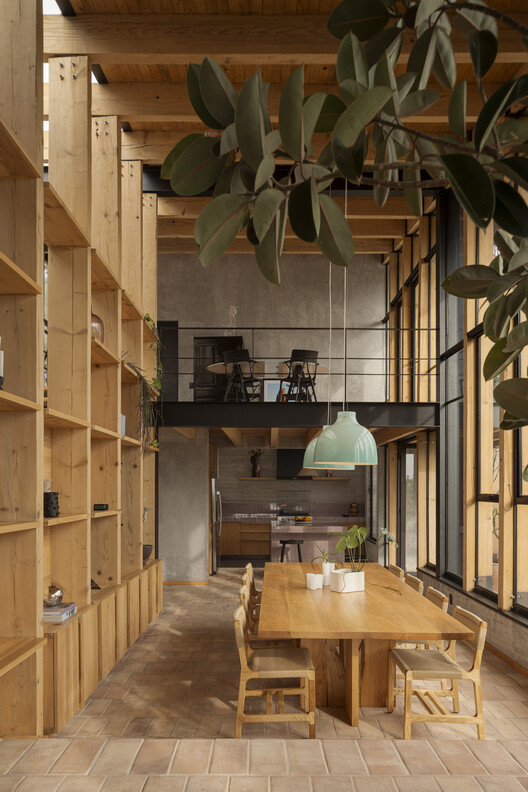 Casa Valle / DAFdf arquitectura Y urbanismo Casa Valle / DAFdf arquitectura Y urbanismo - Fotografía interior, Madera, Iluminación, Estanterías, Sillas