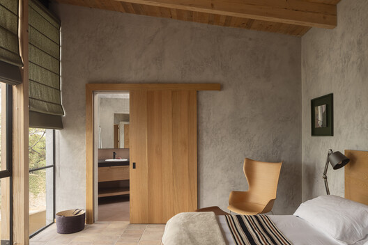 Casa Valle / DAFdf arquitectura Y urbanismo Casa Valle / DAFdf arquitectura Y urbanismo - Fotografía interior, Dormitorio, Madera, Iluminación, Camas, Sillas