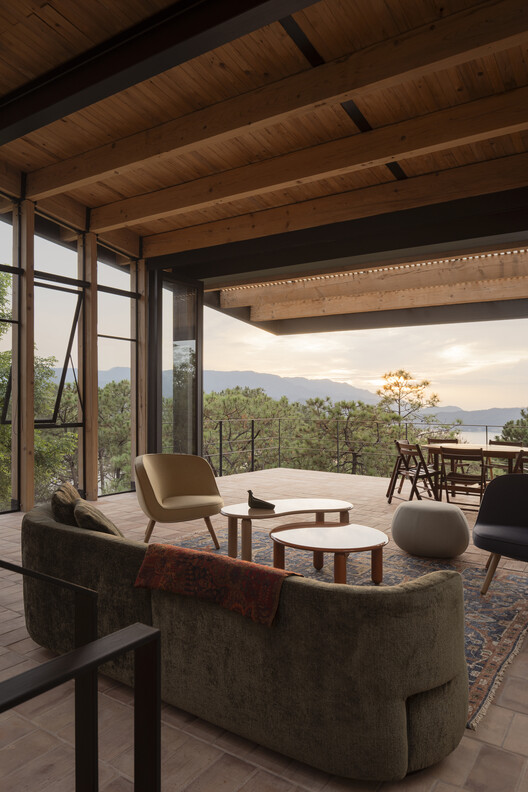 Casa Valle / DAFdf arquitectura Y urbanismo Casa Valle / DAFdf arquitectura Y urbanismo - Fotografía interior, Sala de estar, Madera, Sillas, Balcón