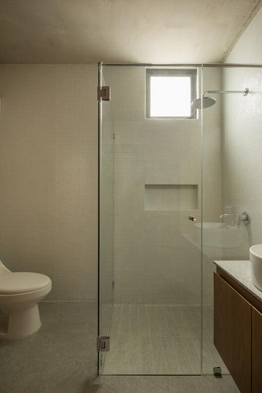 Casa Bosques Vallarta / Díaz Webster Arquitectura - Fotografía interior, Baño, Iluminación, Vidrio, Duchas, Inodoros