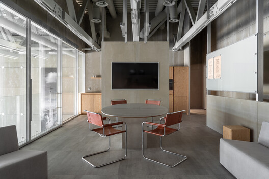 Aerotim Hangar / +kouple - Interior Photography, Living Room, Chair, Table, Glass