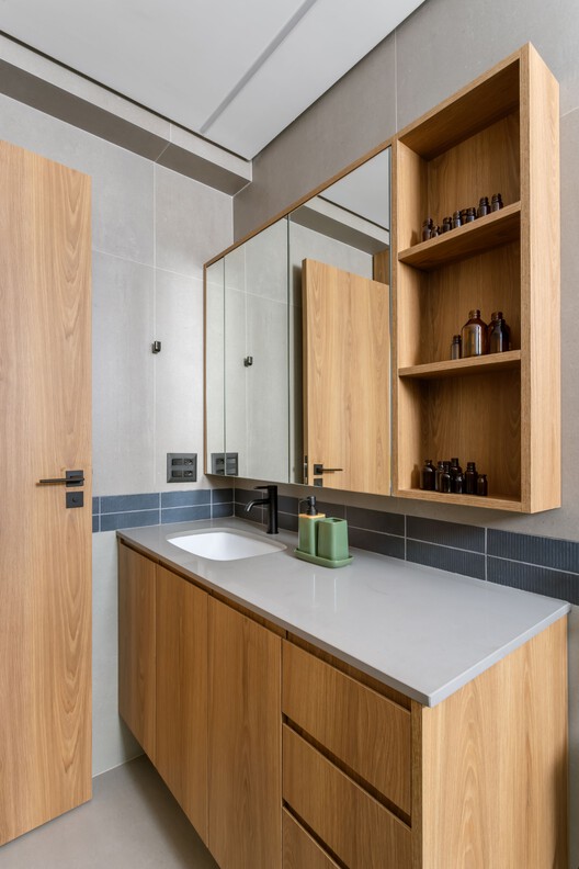 Casa Tupis / LB Interiores - Fotografia de Interiores, Cozinha, Madeira, Pia, Bancada, Banheiro