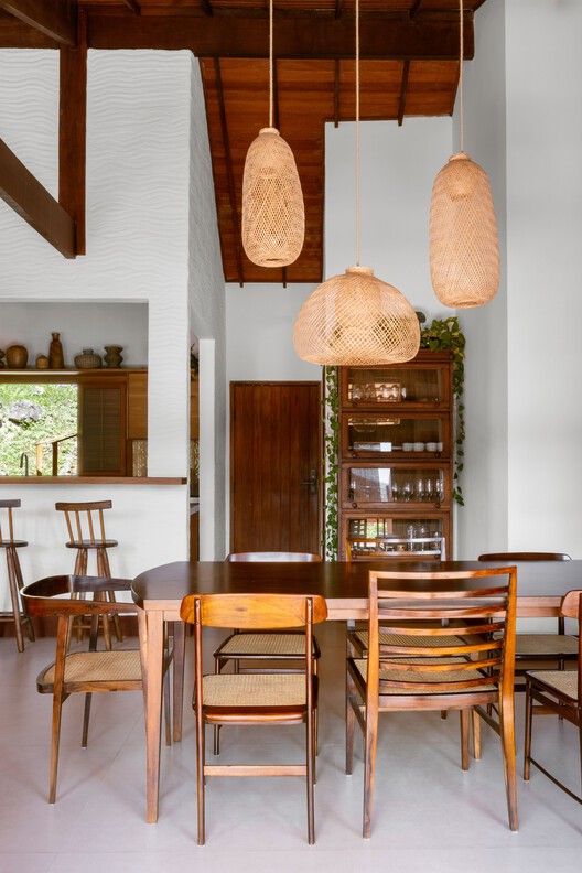 Casa Tupis / LB Interiores - Fotografia de Interiores, Sala de Jantar, Madeira, Iluminação, Mesa, Cadeira