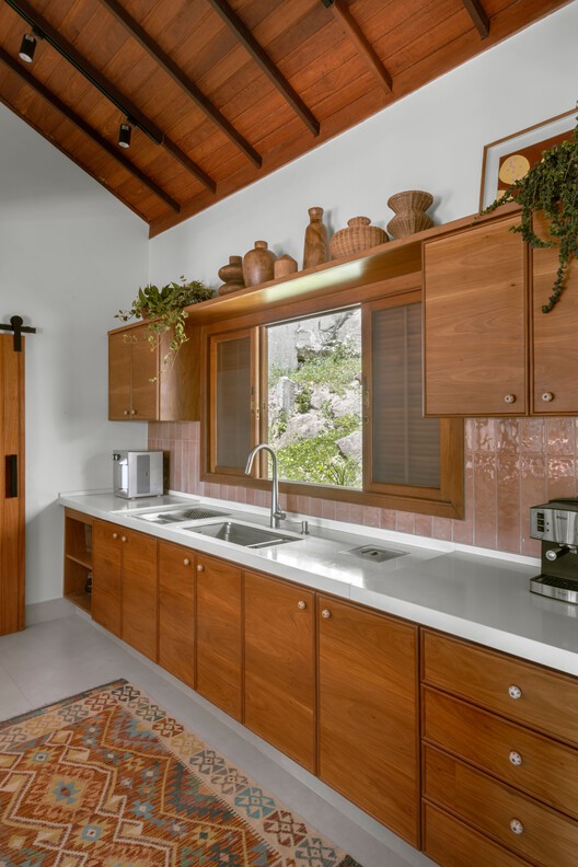 Casa Tupis / LB Interiores - Fotografia de Interiores, Cozinha, Bancada, Madeira, Pia, Iluminação