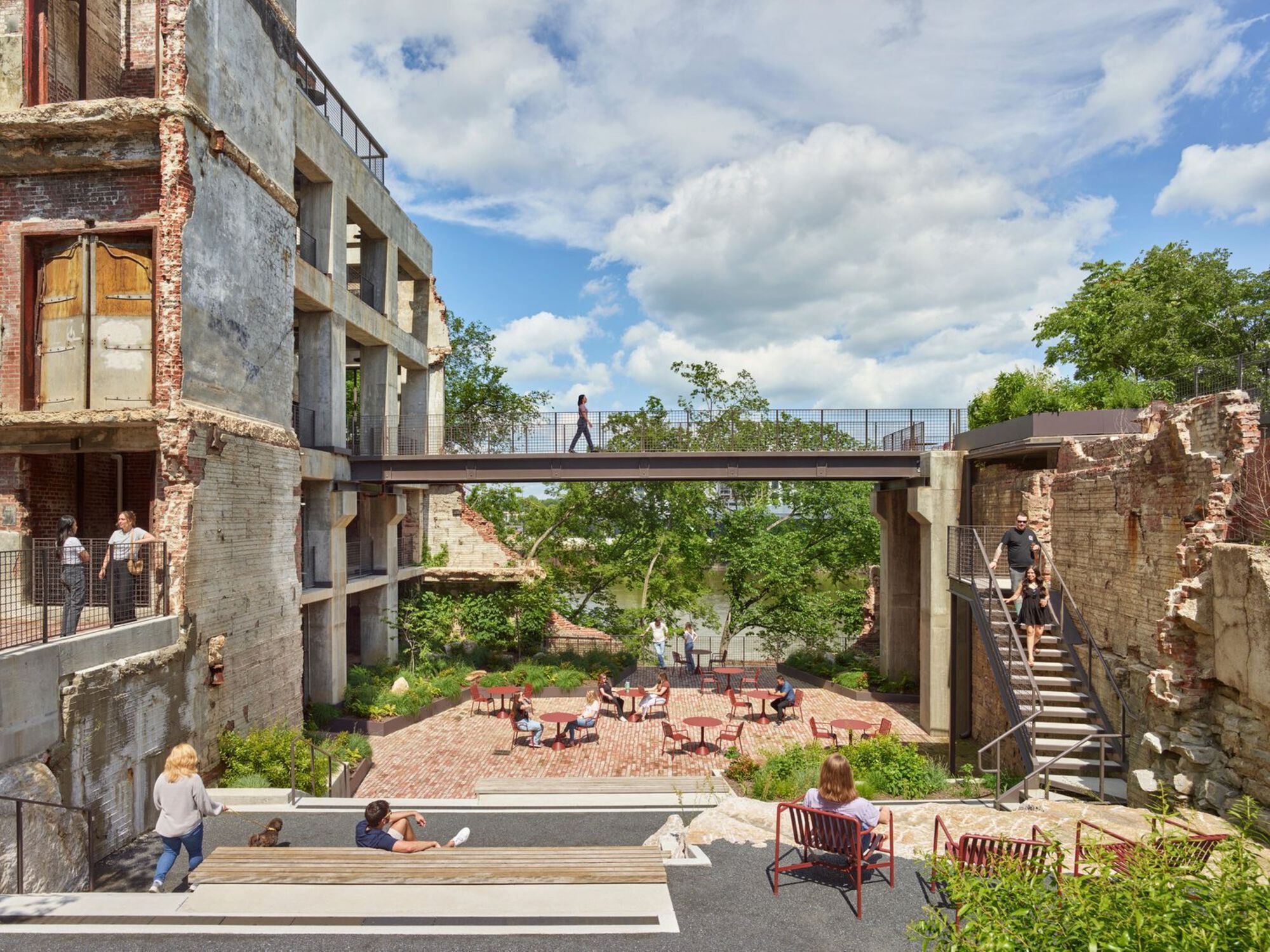 La Sagrada Familia's Milestone and New Housing Futures: This Week's Review