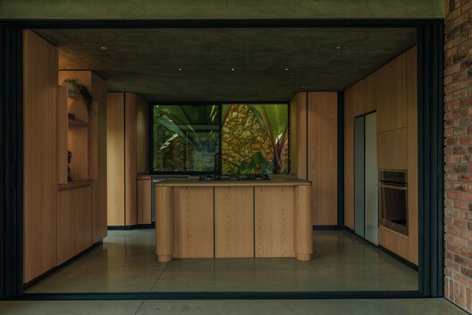 Sunset Shelter  / Bon Studio - Interior Photography, Kitchen, Wood, Glass