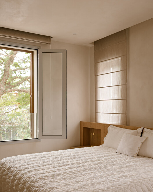 Ortiz House / Meireles + Pavan Arquitetura - Interior Photography, Bedroom, Bed, Wood, Lighting