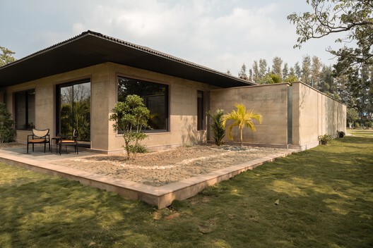 Fragrance of Earth House / Neelesh Chopda Architecture LLP Fragrance of Earth House / Neelesh Chopda Architecture LLP - Exterior Photography, Garden