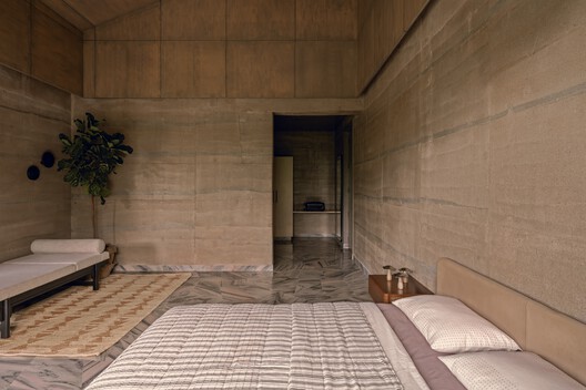 Fragrance of Earth House / Neelesh Chopda Architecture LLP Fragrance of Earth House / Neelesh Chopda Architecture LLP - Interior Photography, Bedroom, Wood, Bed