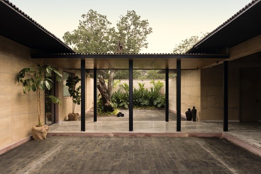 Fragrance of Earth House / Neelesh Chopda Architecture LLP Fragrance of Earth House / Neelesh Chopda Architecture LLP - Exterior Photography