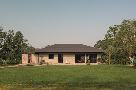 Fragrance of Earth House / Neelesh Chopda Architecture LLP Fragrance of Earth House / Neelesh Chopda Architecture LLP - Exterior Photography, Garden