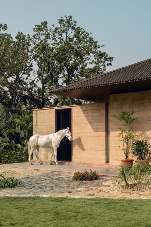 Fragrance of Earth House / Neelesh Chopda Architecture LLP Fragrance of Earth House / Neelesh Chopda Architecture LLP - Exterior Photography