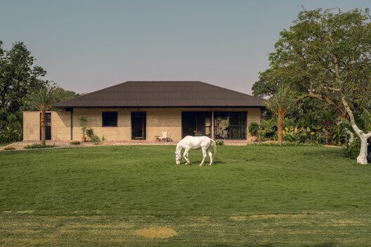 Fragrance of Earth House / Neelesh Chopda Architecture LLP Fragrance of Earth House / Neelesh Chopda Architecture LLP - Exterior Photography, Garden