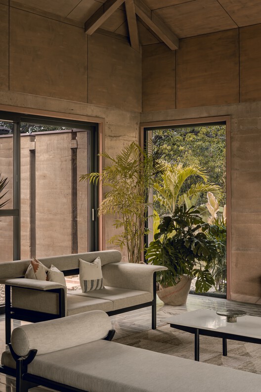 Fragrance of Earth House / Neelesh Chopda Architecture LLP Fragrance of Earth House / Neelesh Chopda Architecture LLP - Interior Photography, Living Room, Chair