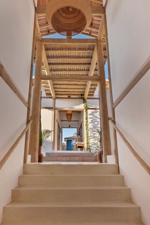 Casa Odara / W.A.M.V Arquitetura Casa Odara / W.A.M.V Arquitetura - Fotografia de Interiores, Escada, Madeira, Balcão, Pilar