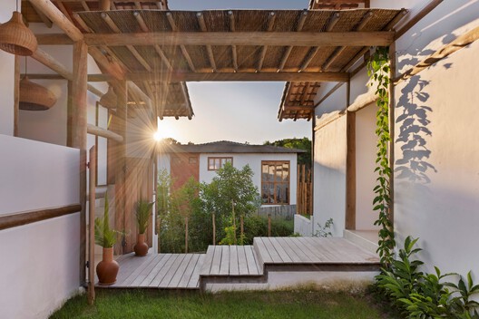 Casa Odara / W.A.M.V Arquitetura Casa Odara / W.A.M.V Arquitetura - Fotografia de Exterior, Madeira, Balcão, Terraço