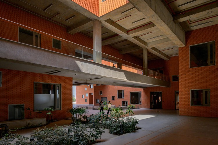 普雷斯蒂奇大学大楼 / Sanjay Puri Architects - 室内图, 具体的
