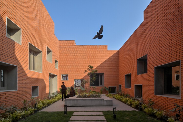 普雷斯蒂奇大学大楼 / Sanjay Puri Architects - 建筑图, 砖, 庭院
