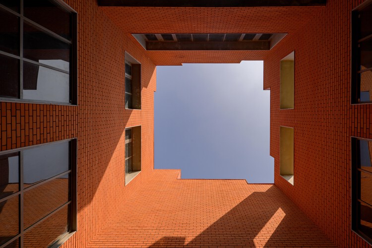 普雷斯蒂奇大学大楼 / Sanjay Puri Architects - 室内图, 砖