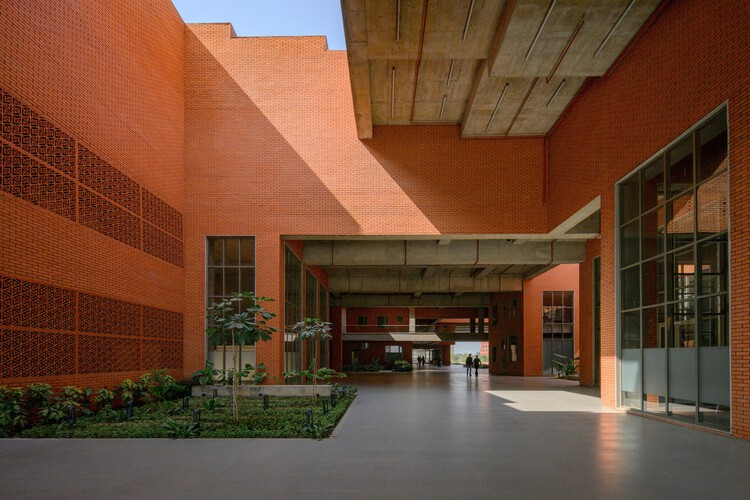 普雷斯蒂奇大学大楼 / Sanjay Puri Architects - 室内图, 砖