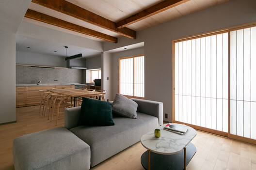Maki no Yado Miyakojima Riverside / Coil Kazuteru Matumura Architects - Interior Photography, Living Room, Wood, Lighting, Table, Chair